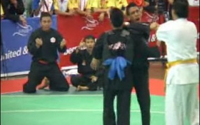 “Treo còi” trọng tài pencak silat Singapore gây xì-căng-đan